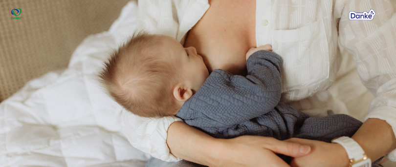 Cho trẻ bú sữa mẹ hoàn toàn trong 6 tháng đầu đời và duy trì cho bú sữa mẹ ít nhất đến 2 tuổi