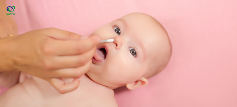 Bố mẹ nên rửa mũi cho con thường xuyên bằng nước muối sinh lý, có thể mua sẵn hoặc tự pha tại nhà.