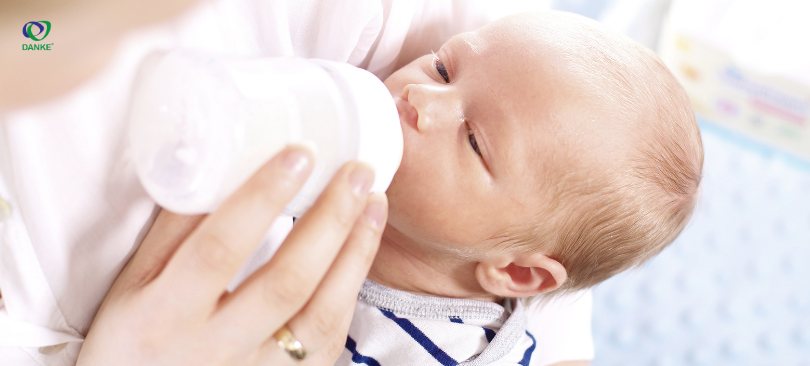 Cho trẻ bú đúng cách sẽ giảm thiểu việc nuốt không khí, giảm nguy cơ nấc cụt