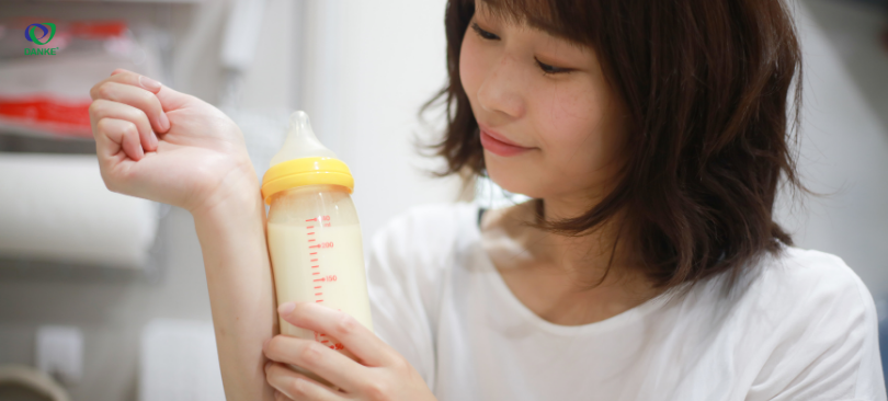 Kiểm tra nhiệt độ của sữa trước khi cho bé bú. Nếu sữa quá nóng, có thể gây bỏng miệng hoặc họng cho bé.