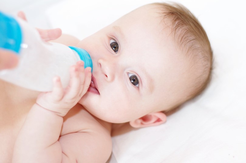 Có nên cho trẻ uống 2 loại sữa công thức cùng lúc?