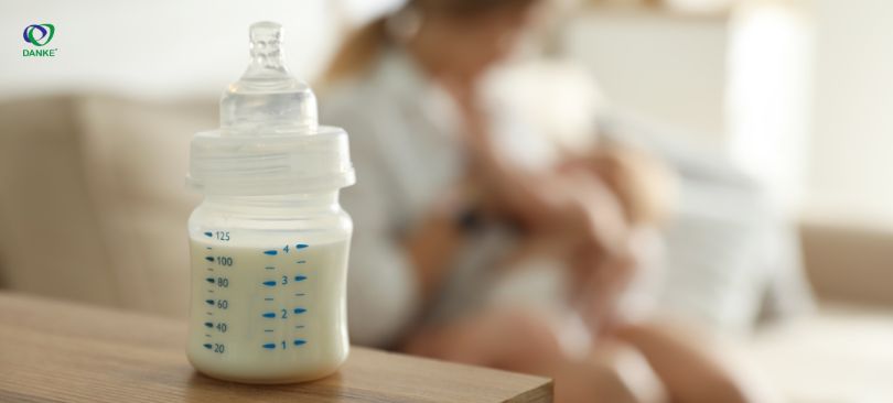 có thể pha sữa công thức với sữa mẹ nhưng KHÔNG KHUYẾN KHÍCH
