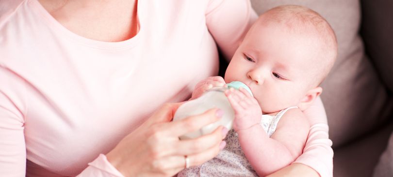 Pha sữa mẹ với sữa công thức giúp con được hưởng lợi từ cả hai loại sữa