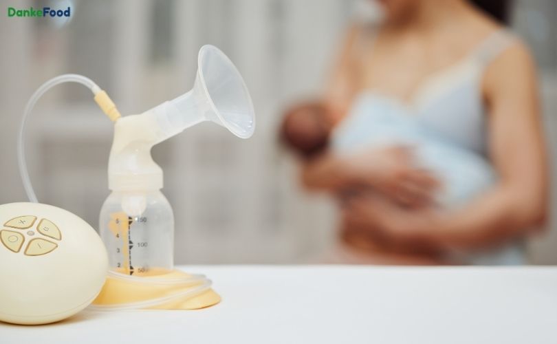 Sản phụ nên uống một cốc sữa ấm trước cữ bú hoặc cữ hút của bé