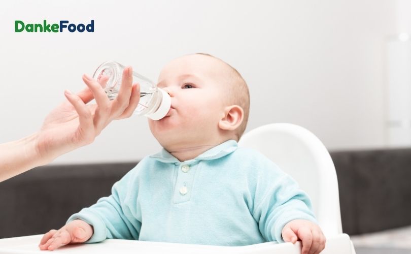 Nếu con bị buồn nôn, nôn hoặc tiêu chảy, ba mẹ nên cho con uống nhiều nước lọc