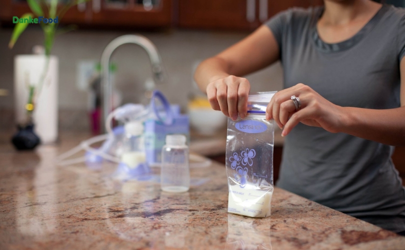 Để đảm bảo chất lượng, sữa mẹ cần được lưu trữ đúng cách