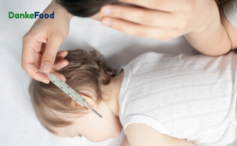 Trẻ bị viêm amidan thường bị sốt cao, từ 38 độ C trở lên