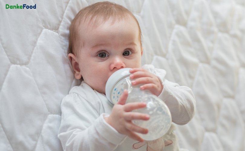 Mẹ đối sang các loại sữa hỗ trợ tiêu hóa cho bé